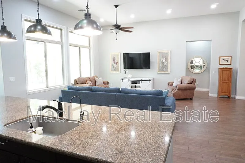 5 bed, 3.0 bath, 3479 sqft, $4,300 — Photo 3