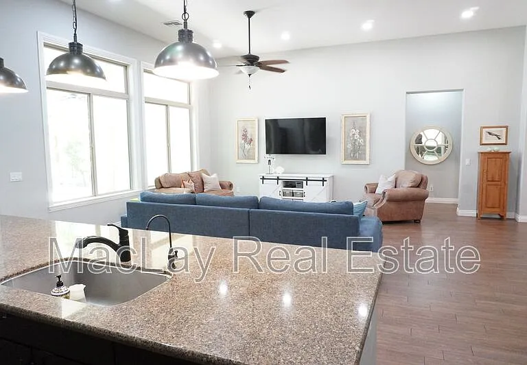 2910 E Wildhorse Dr — Photo 3