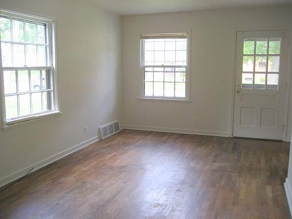 2nd image of 1042 Linden St