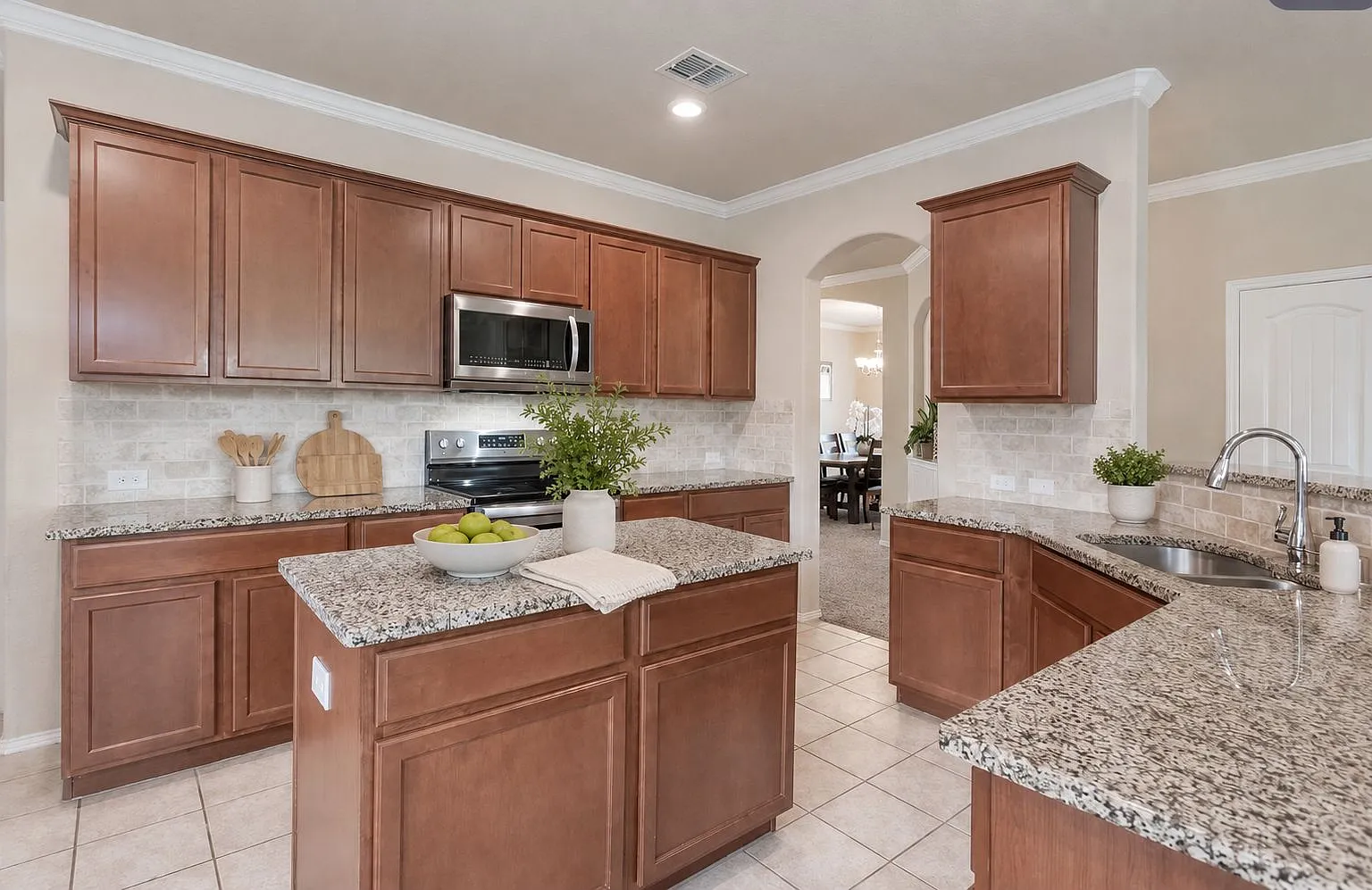 5 bed, 3073 sqft, $2,995 — Photo 1