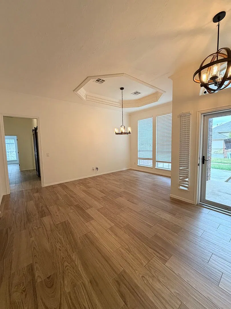 Spacious Updated Home - 4 Bedrooms + Office, 2 Full Baths - Storm Shelter - Edmond Schools — Photo 4