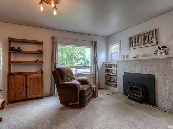 2nd image of 915 16th St NE