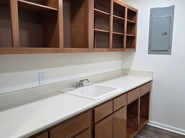 221 Collins St — Photo 25