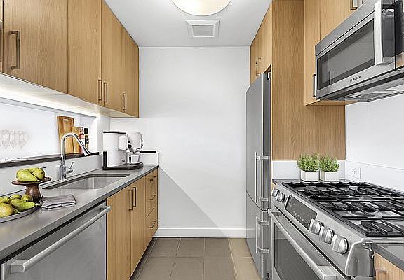 4th image of 200 E 39th St APT 3B