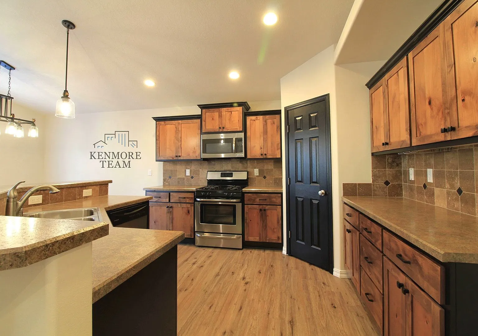 3 Bedroom, 2 Bath Home in South Richland — Photo 2