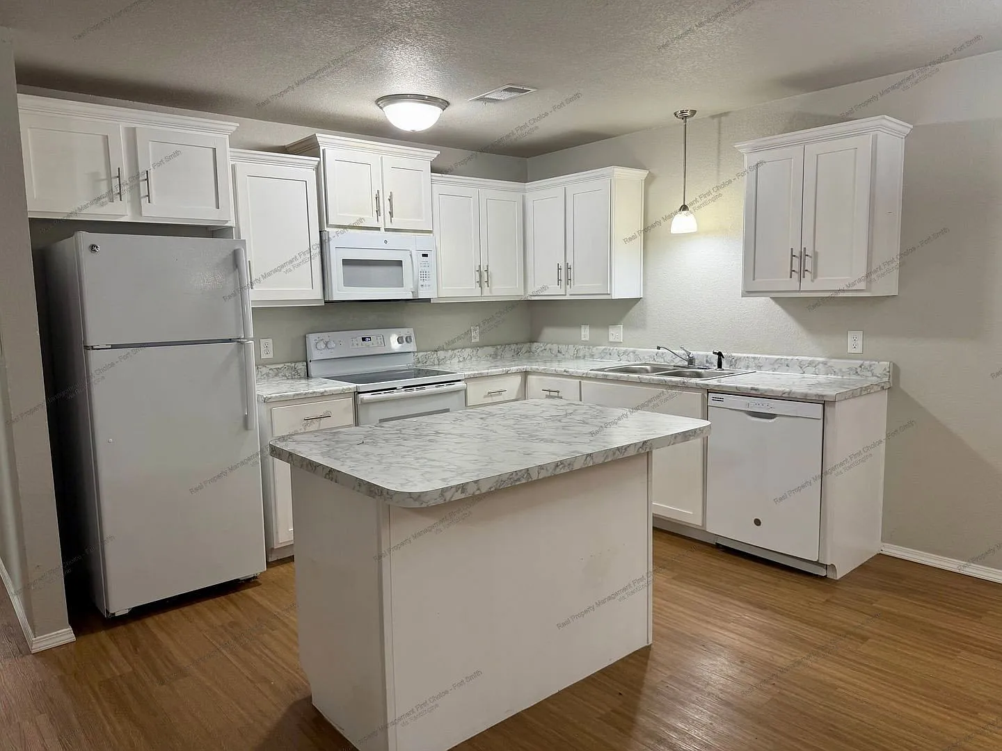3 bed, 2.0 bath, 1400 sqft, $1,450 — Photo 2