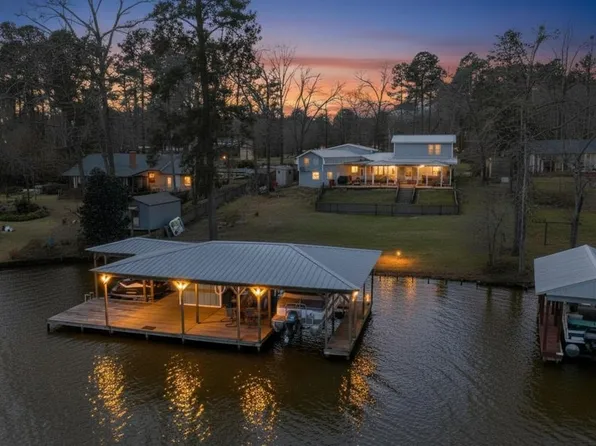 2118 W Lake Dr, Gladewater, TX 75647