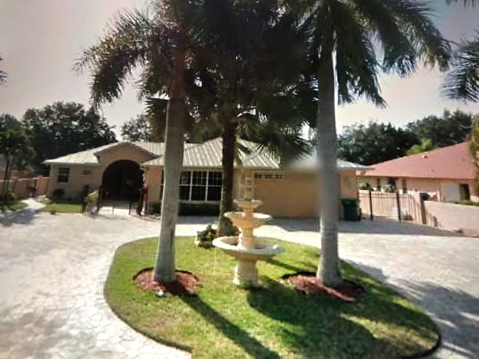 Lovely front, pavers galore