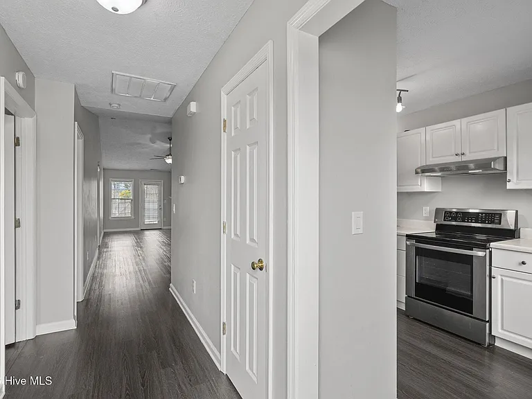 225 John Ct — Photo 2