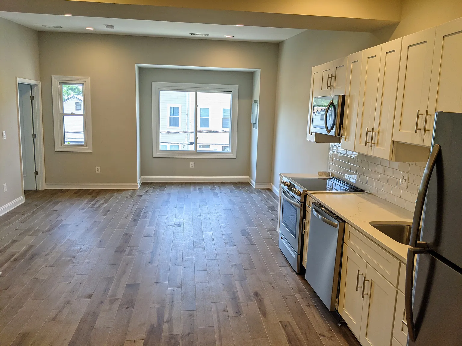 3 bed, 1100 sqft, $2,800 — Photo 3