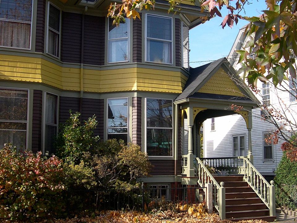 This townhouse is on the most friendly street on the West Side. Lovely neighbors!