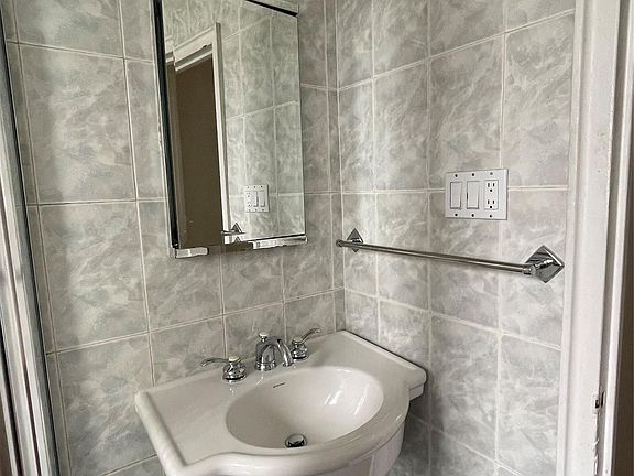 5th image of 210 Martine Avenue #5D