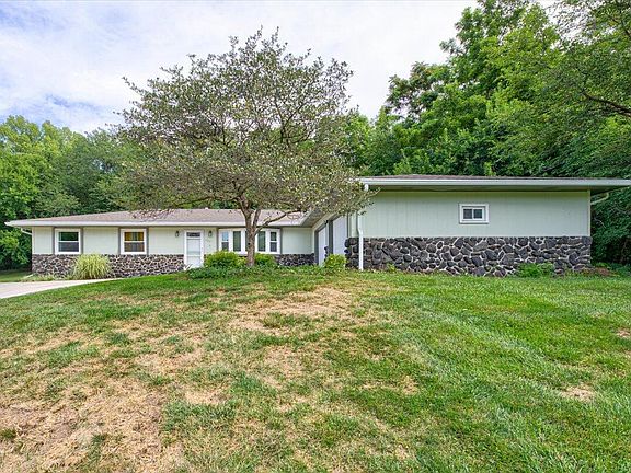 3rd image of 702 Delong Ave