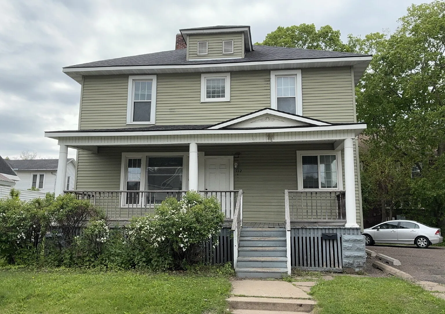 8 bed, 3.0 bath, 3193 sqft, $360 — Photo 1