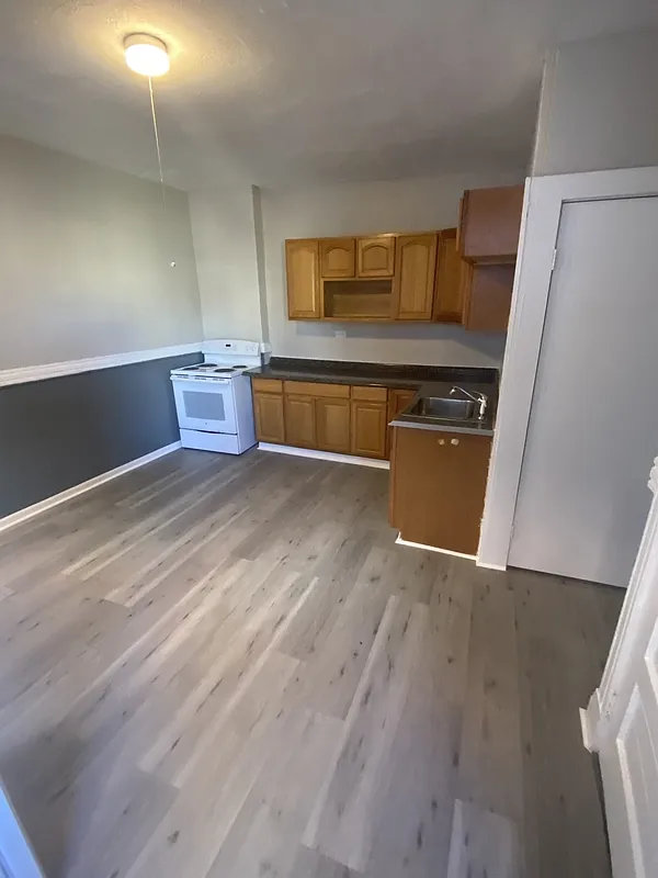 2 bed, 1.0 bath, 900 sqft, $1,300 — Photo 3