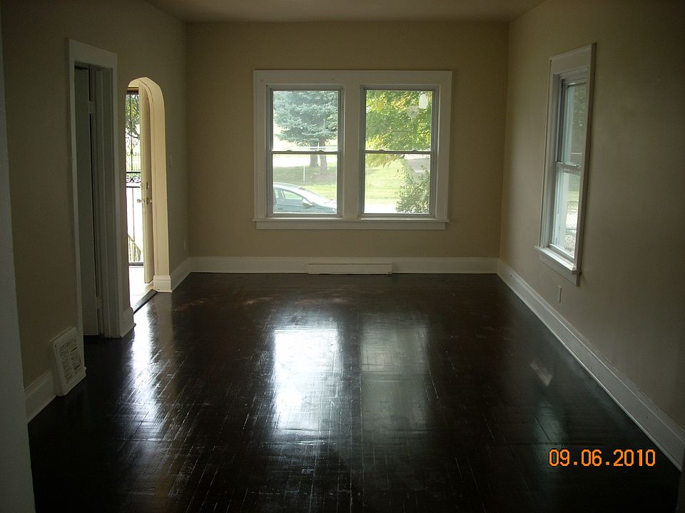 2nd image of 808 E 43rd Pl