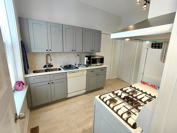 3rd image of 1914 N Fairfield Ave APT 1F
