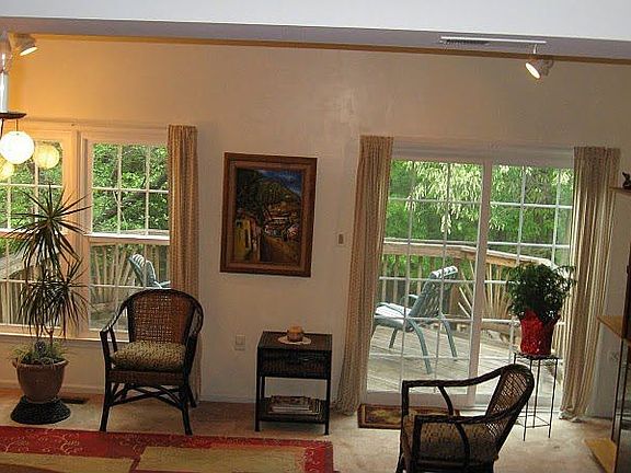 Entert. center stays