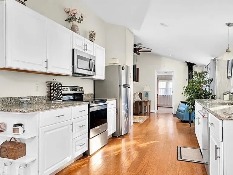 2BED2BATH HOME - KITCHEN