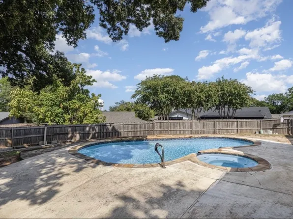 302 Fair Oaks Blvd, Euless, TX 76039