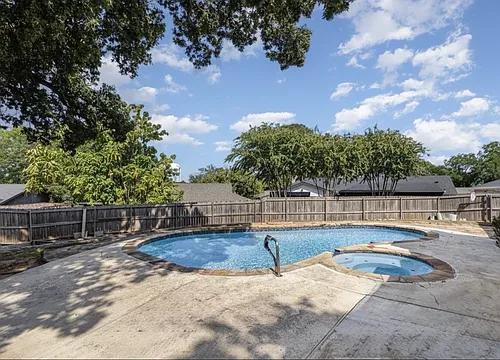 302 Fair Oaks Blvd Photo 1