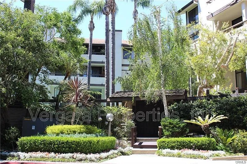 2 bed, 2.0 bath, 1300 sqft, $3,550 — Photo 2