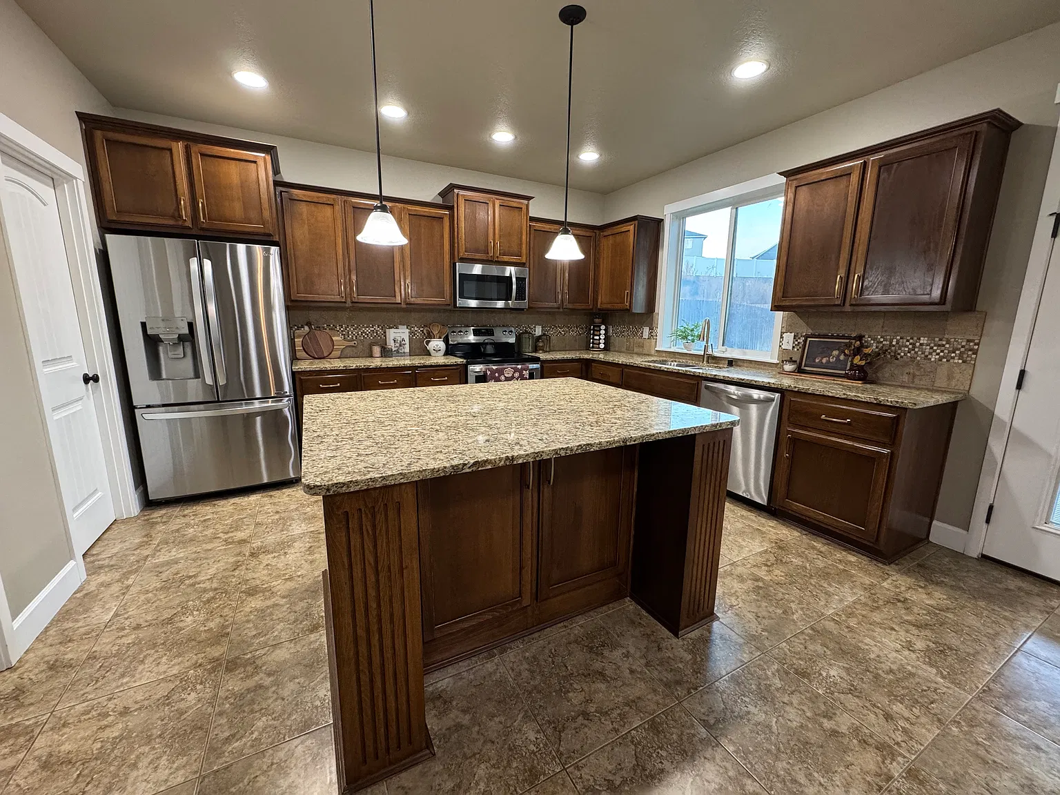 4 bed, 2.5 bath, 2800 sqft, $3,200 — Photo 3