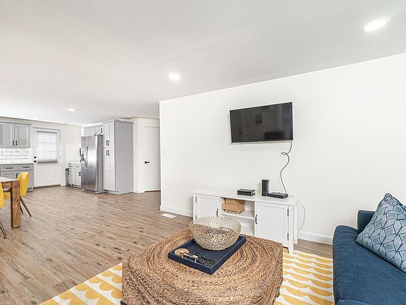 4th image of 412 1st St