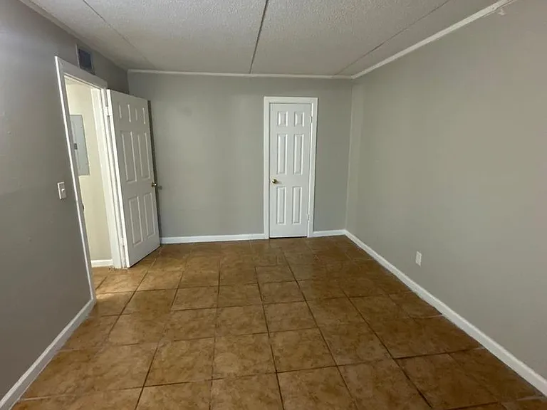 2851 Sophia St — Photo 32