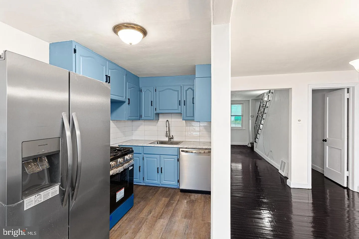 3 bed, 1.0 bath, 1120 sqft, $2,000 — Photo 3