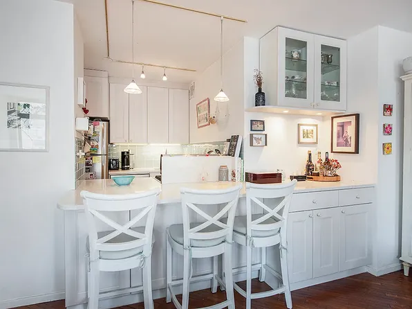 400 East 70th Street 1706 image 2 of 8