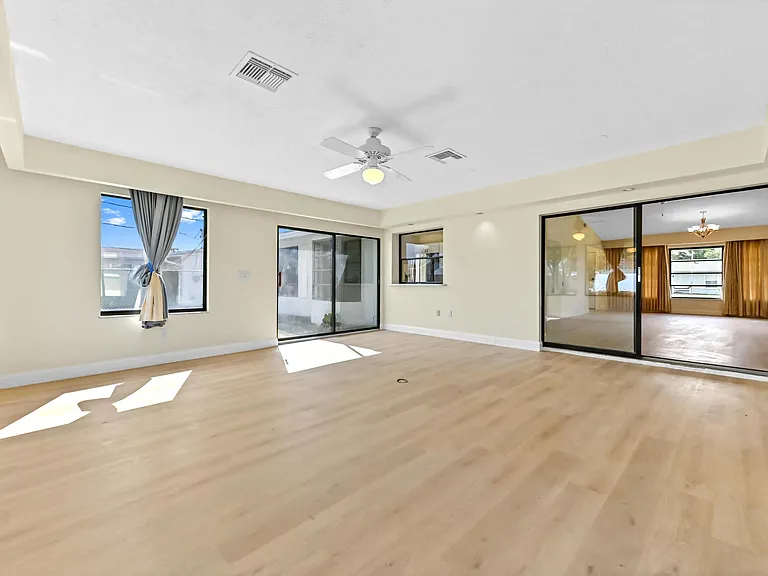571 SE Anchor Ln — Photo 12