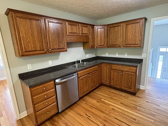 5th image of 318 Peachtree Cir