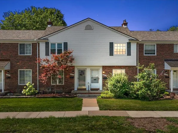 23104 Edsel Ford Ct, Saint Clair Shores, MI 48080