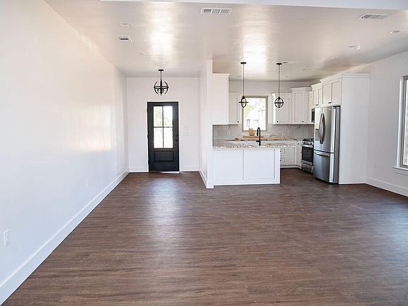 4th image of 309 W 6th St
