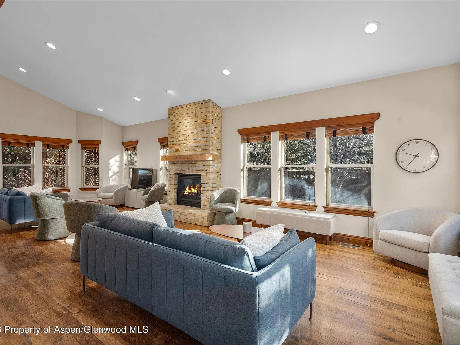 3 bed, 2.5 bath, 2328 sqft, $7,250 — Photo 3