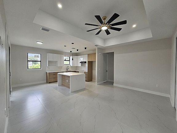4th image of 1109 Cove St E