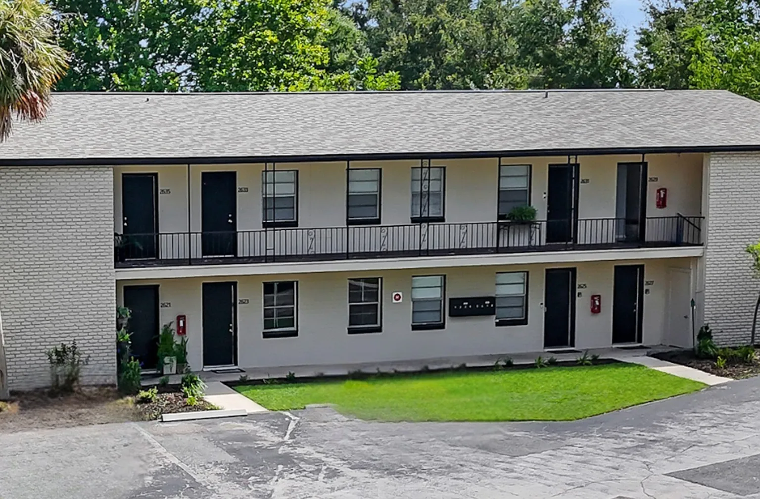 Lindsey Apartments — Photo 2