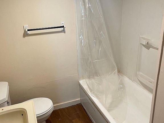 4th image of 632 E Division St #1