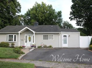 10 Regent Ct, Edison, NJ 08817