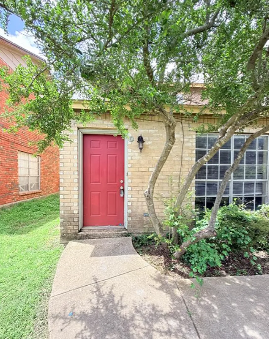 512 Rita Lane — Photo 2