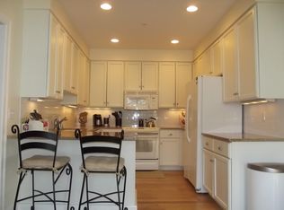 8 Grove St #8D, Ridgefield, CT 06877