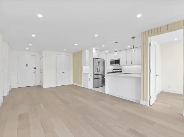 555 Kappock Street image 2 of 17