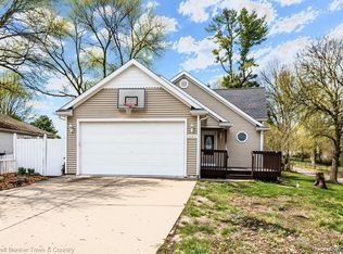 3268 Orchard Dr, Pinckney, MI 48169