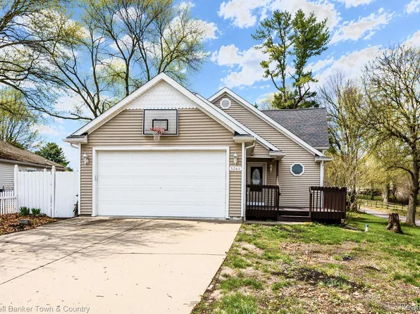 3268 Orchard Dr, Pinckney, MI 48169