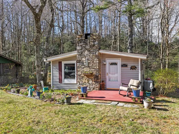 689 Shumont Rd, Black Mountain, NC 28711