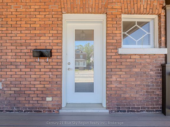 4th image of 897 Main St W