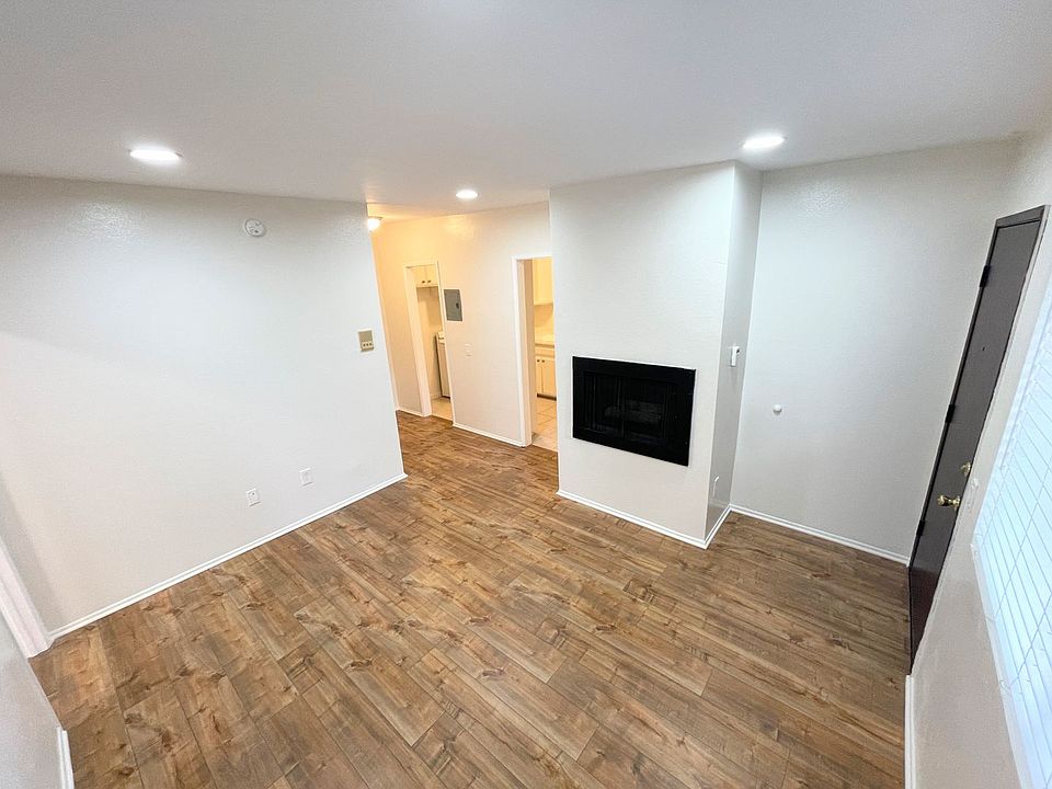 1st image of 11614 Sylvan St #11