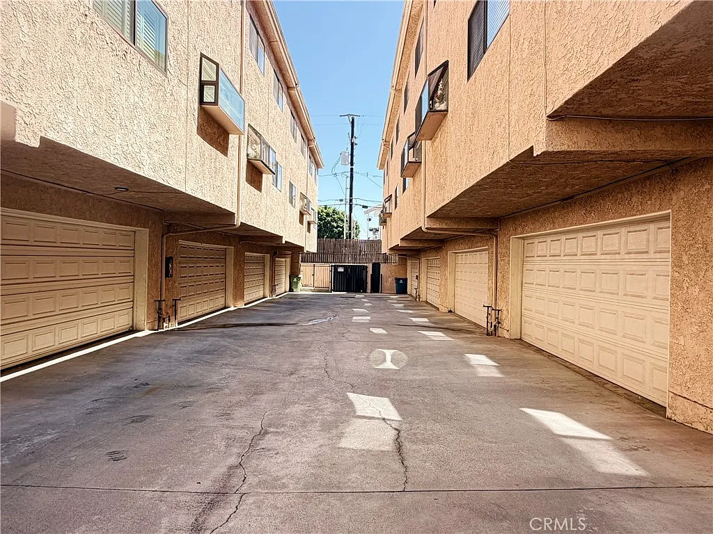 3 bed, 2.5 bath, 1514 sqft, $3,390 — Photo 2