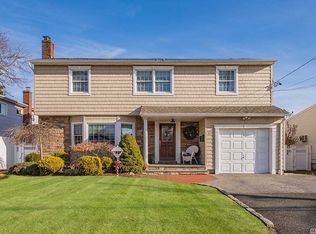 41 3rd Ave, Massapequa Park, NY 11762